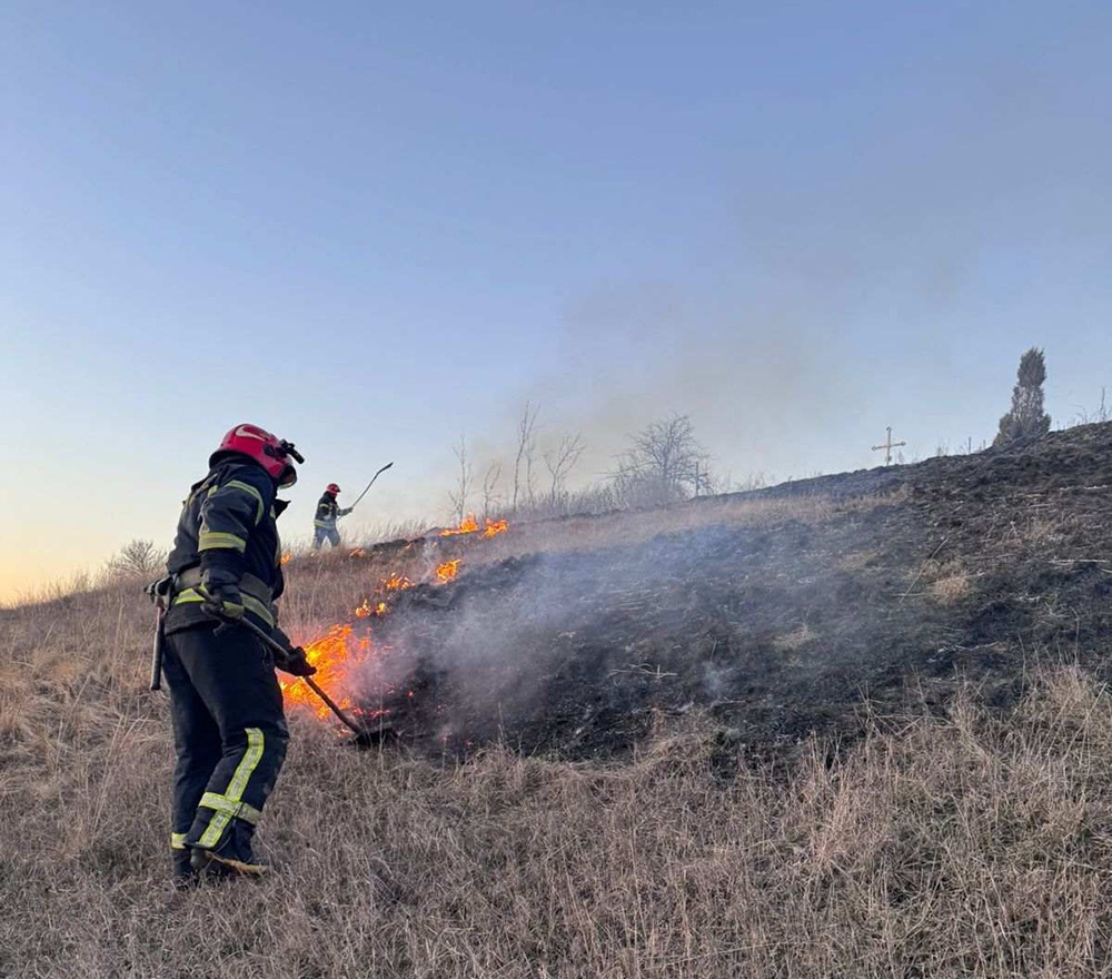 Рятувальники гасять пожежу сухої тарви біля Загребельського цвинтаря в Кагарлику