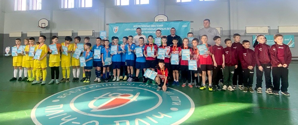 Призери та учасники змагань із футзалу серед команд учнів молодших класів громад Обухівського району в Хотові