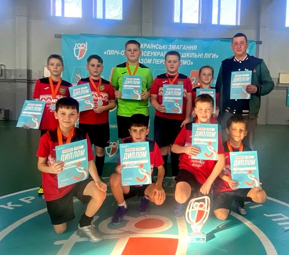 Переможець районних змагань із футзалу команда "Дружба" Кагарлицького ліцею №1 та їхній тренер Роман Довгоп'ят