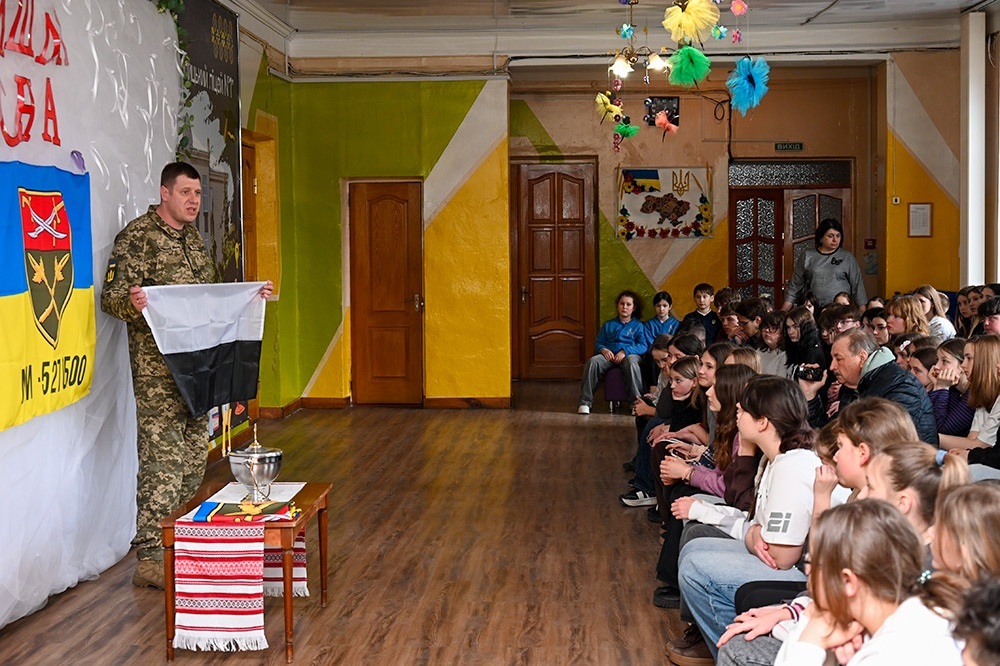 Володимир Симоненко «Грек» розповідає дітям про символіку Прапора Надії.