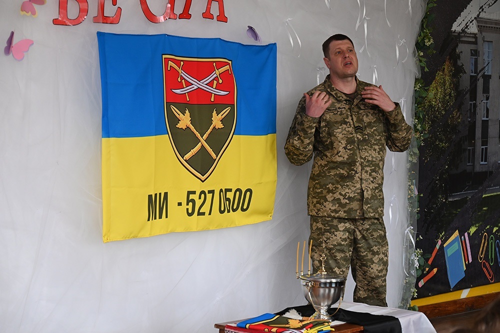 Володимир Симоненко «Грек» відповідає на питання дітей в Кагарлику.