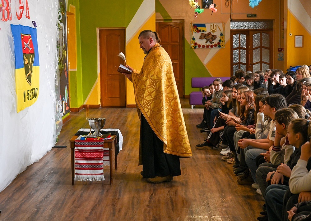 Капелан Володимир освячує прапори у навчальному закладі Кагарлика