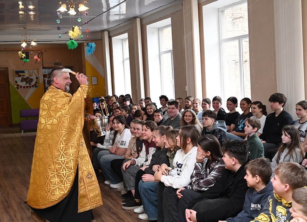 Капелан Володимир Подан освячує дітей у навчальному закладі Кагарлика