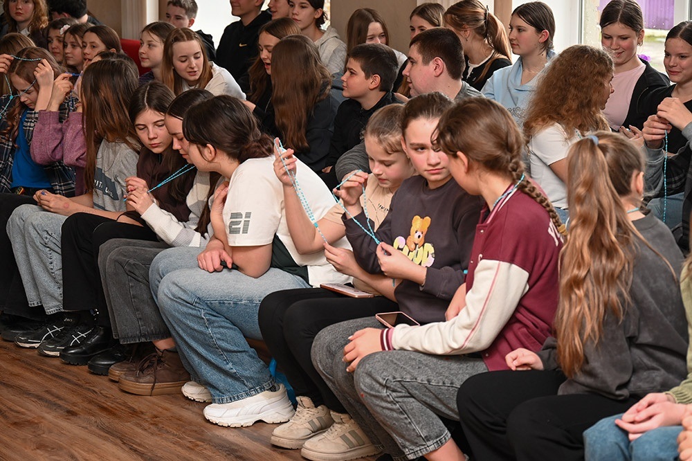 Діти із Кагарлика іфзхрестиками від військового капелана