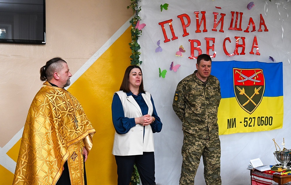 Директорка Кагарлицького ліцею №1 Альона Будник дякує військовив