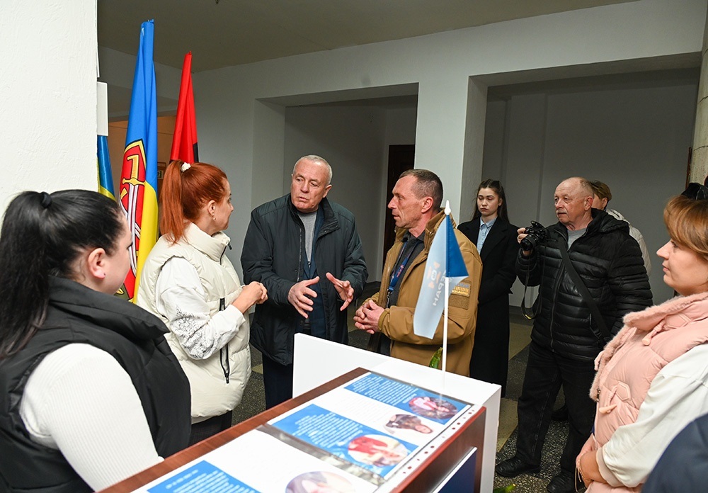 Олександр Панюта розповідає Наталії Калмиковій про облаштування "Ветеранського простору" в Кагарлику