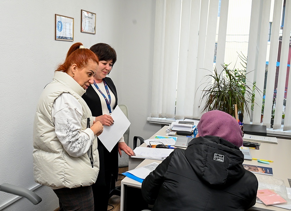 Наталія Калмикова спілкується із фахівчинею із супроводу Валентина Циганок та її підопічною