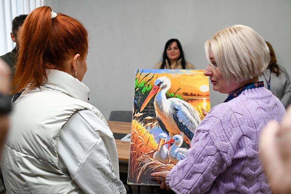 Оксана Мозгова подарувала Наталії Калмиковій створену в техніці "алмазна вишивка" картину