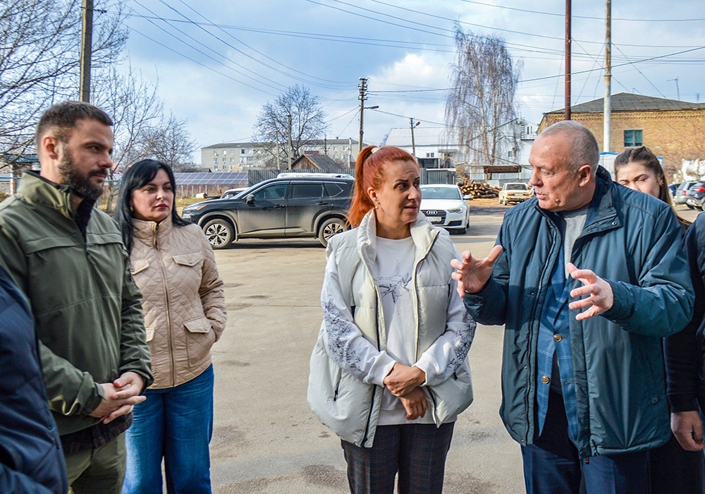 Кагарлицький міський голова Олександр Панюта розповідає міністерці у справах ветеранів України Наталії Калмиковій про стан із підтримкою ветеранів та їх сімей на Кагарличчині