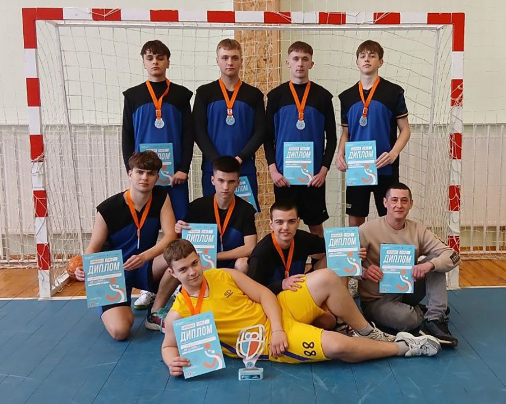 "Срібний" призер районних змагань із футзалу команда "Дружба" Кагарлицького ліцею №1 та їхній тренер Роман Довгоп'ят