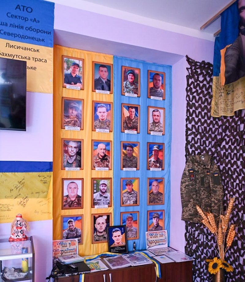 Експозиція присвячена загиблим воїнам-випускникам в музеї Кагарлцького ліцею №2