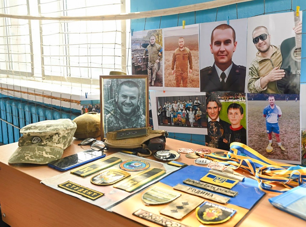 Стенд присвячений загиблому випускнику-захиснику у Кагарлицького ліцею №2Євгенію Родині