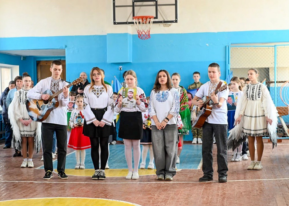 Пісні патріотичної тематики виконують під гітари вихованці студії «Октава» Кагарлицького центру творчості