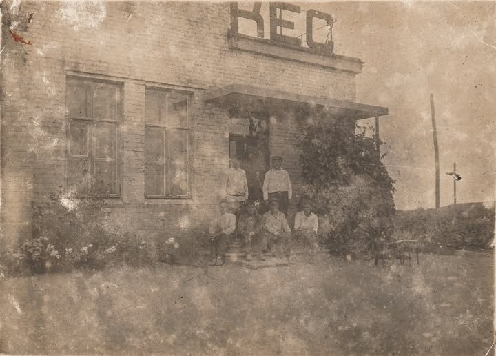 Біля будівлі Кагарлицької електростанції. 1928 рік