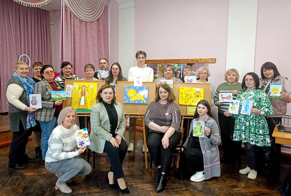 Учасники обласної майстерки в Кагарлику зі своїми роботами