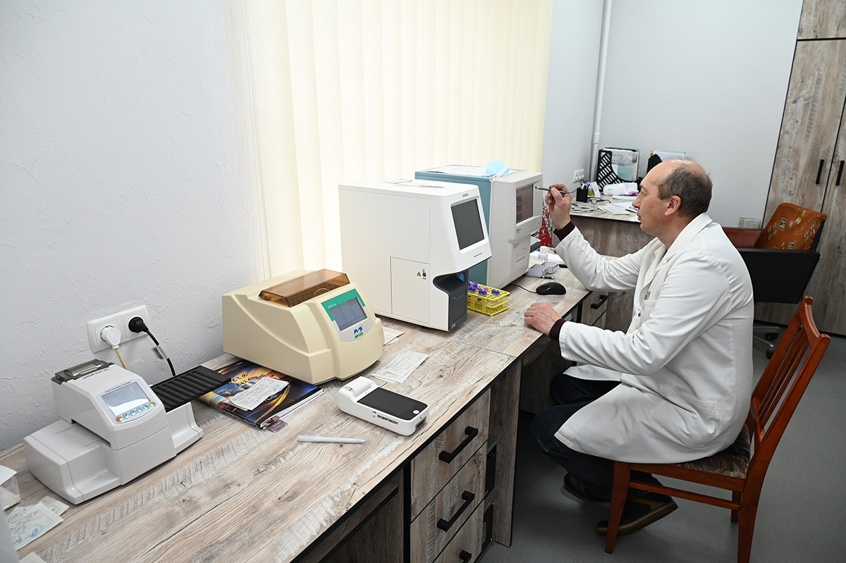 Фельцер Микола Рогоза за роботою в оновленій лабораторії ЦПМСД