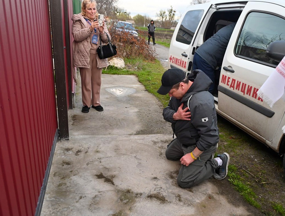На колінах перед батьківським порогом - Микола Максименко повернувся в рідний Кагарлик після ворожого полону