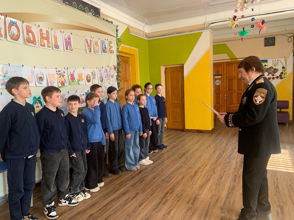 Олександр Карпенко вручає Грамоту Українського Реєстрового Козацтва рою "Соколята" Кагарлицького ліцею №1