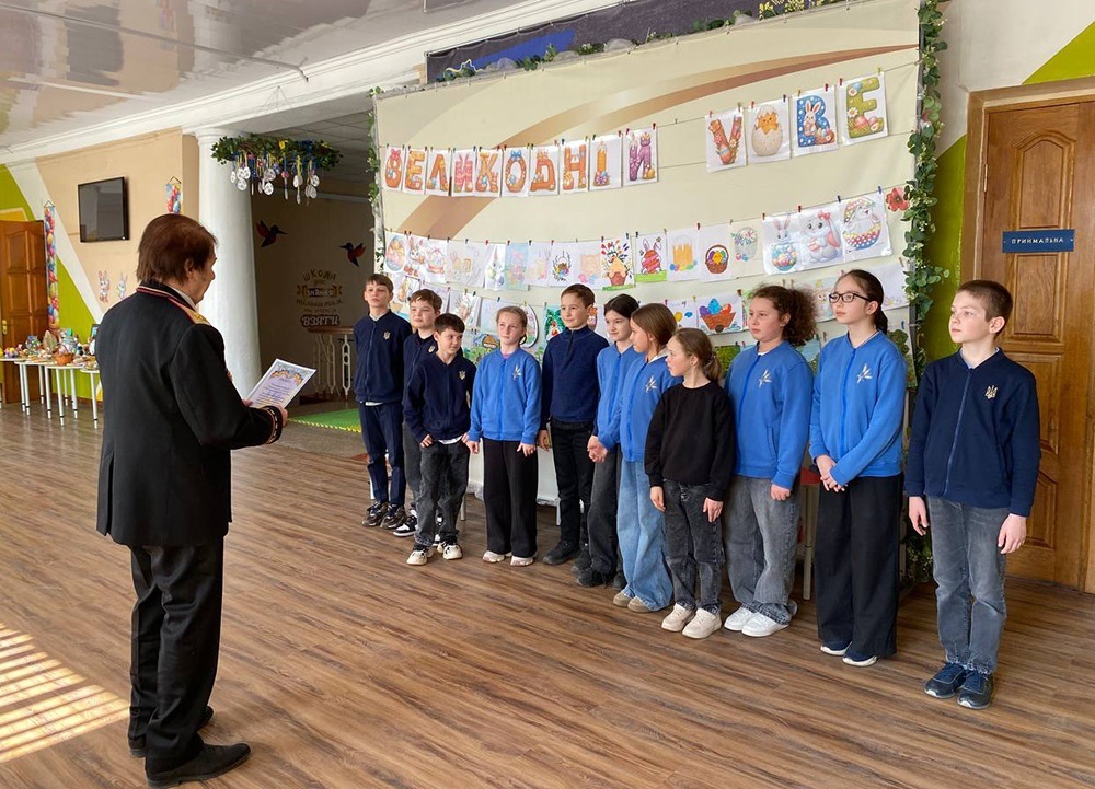 Олександр Карпенко вручає Грамоту Українського Реєстрового Козацтва рою "Соколята" Кагарлицького ліцею №1 імені Василя Мамія