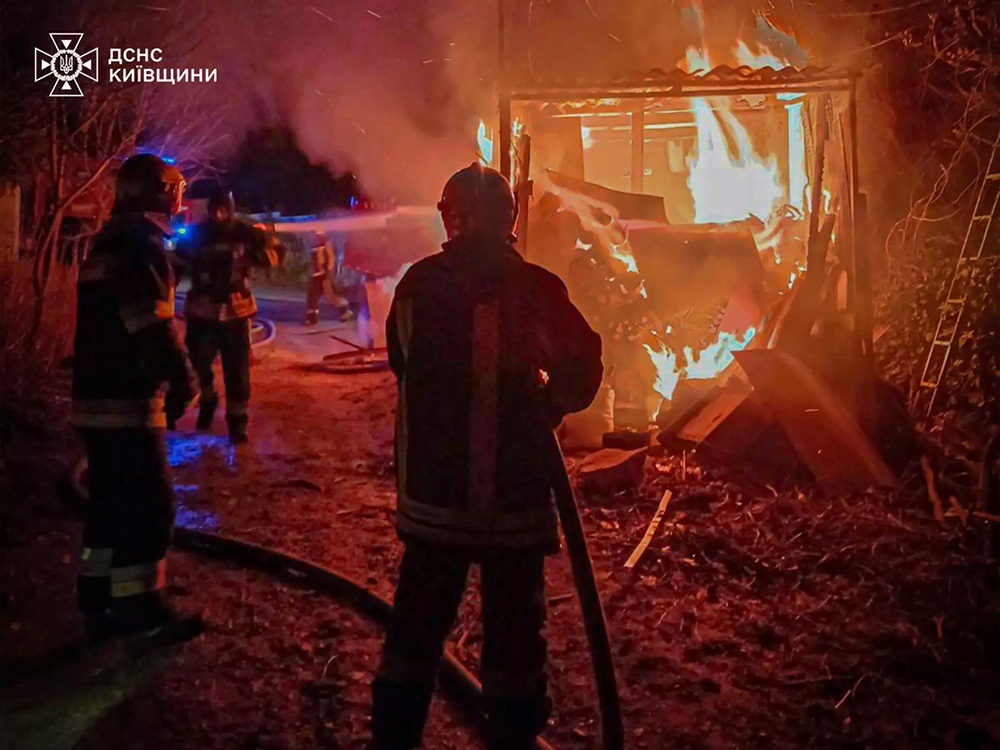 Під час ліквідації пожежів дачному кооперативі в селі Стайки на Київщині