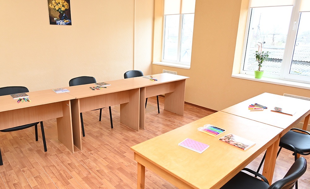 В цій кімнаті в соццеентрі в Кагарлику діти бавляться розфарбовками та можна проводити майстер-класи, групові й індивідуальні заняття