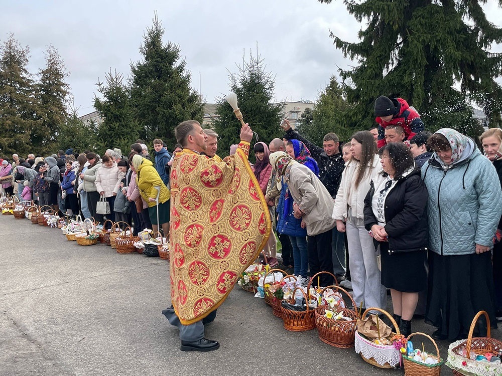 Великдень на Кагарличчині та Ржищівщині у 2026 році: молебні і освячення кошиків. Фото та відеоогляд