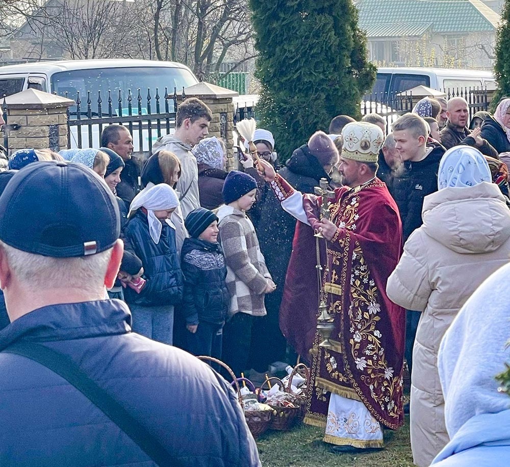 Великдень на Кагарличчині та Ржищівщині у 2026 році: молебні і освячення кошиків. Фото та відеоогляд
