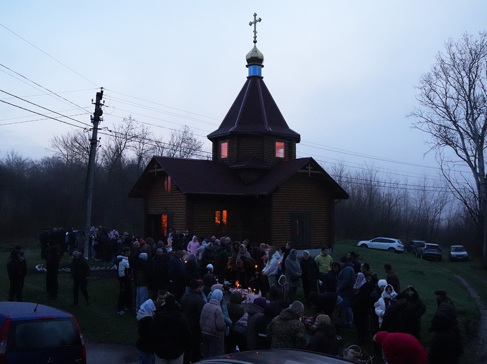 Великдень на Кагарличчині та Ржищівщині у 2026 році: молебні і освячення кошиків. Фото та відеоогляд