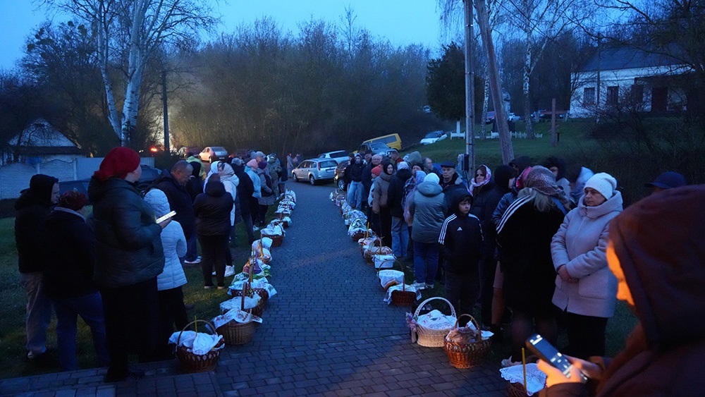 Великдень на Кагарличчині та Ржищівщині у 2026 році: молебні і освячення кошиків. Фото та відеоогляд