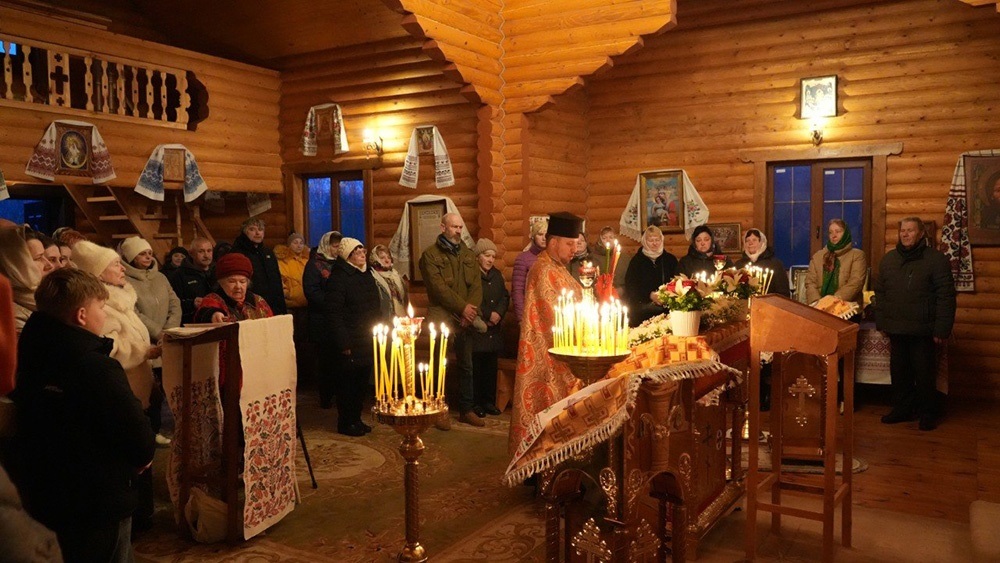 Великдень на Кагарличчині та Ржищівщині у 2026 році: молебні і освячення кошиків. Фото та відеоогляд