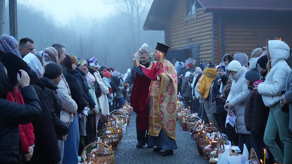 Великдень на Кагарличчині та Ржищівщині у 2026 році: молебні і освячення кошиків. Фото та відеоогляд
