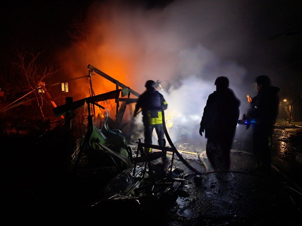 Кагарлицькі рятувальники гасять пожежу, спричинену падінням уламків ворожого БПЛА