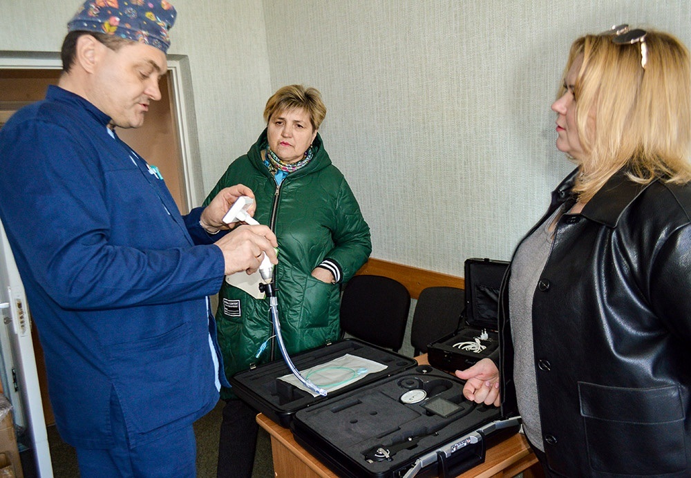 Дирекорка Кагарлицької БПЛ Вікторія Костенко та завідувач відділенням анестезіології з ліжками дял інтенсивної терапії Володимир Погребний розповідають про нові придбання в лікарню заступниці міського голови Любові Коваль