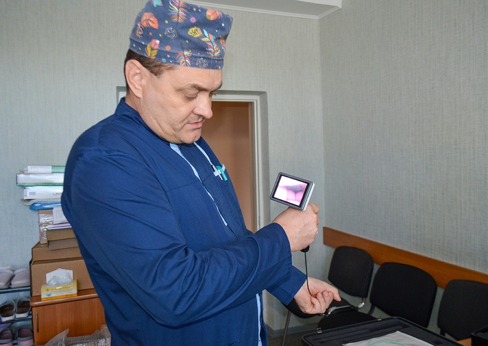 Завідувач реанімаційного відділення Кагарлицької лікарні Володимир Погребнйи демонструє роботу відеостилета