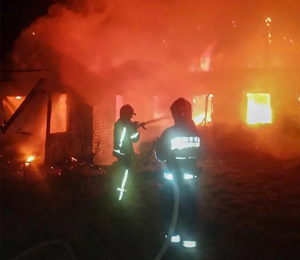 Кагарлицькі рятувальники гасять пожежу у селі Стави