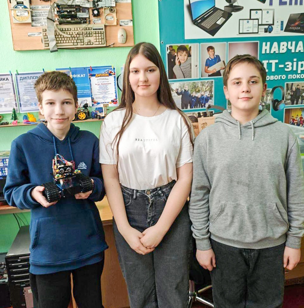 Владислав Синяк, Анастасія Коваль, Дмитро Акімов вибороли I місце з роботою «Робот-танк для Arduino» на Київському обласному фестивалі
