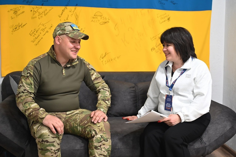 Захисник із Іванівки Роман Цівун і фахівчиня із супроводу ветеранів Валентина Циганок в "Ветеранському просторі" в Кагарлику