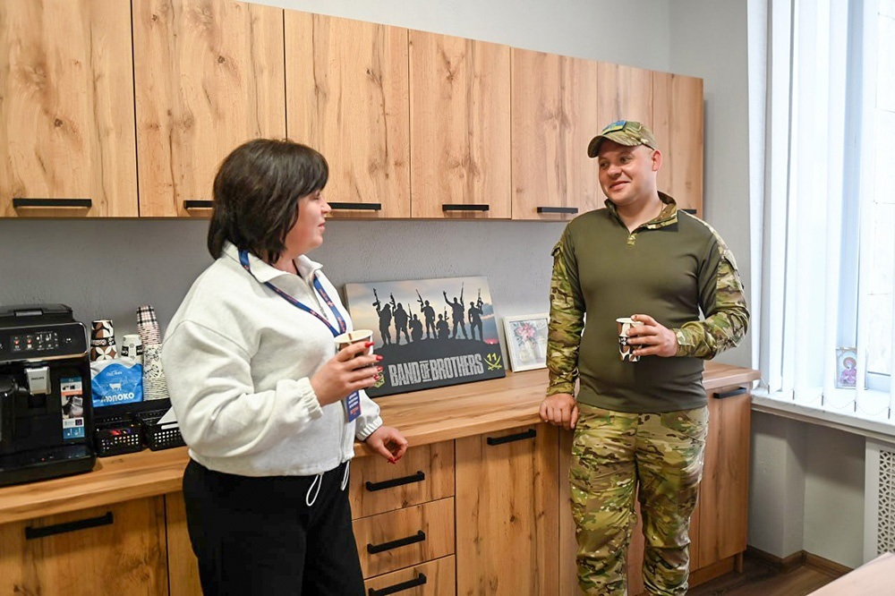 Захисник із Іванівки Роман Цівун і фахівчиня із супроводу ветеранів Валентина Циганок - дружня розмова за кавою в "Ветеранському просторі" в Кагарлику