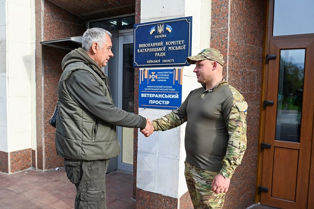 Зустріч побратимів: учасники бойових дій Віктор Великий, керівник громадської організації «Хоробрі серця Кагарличчини» та  Роман Цівун