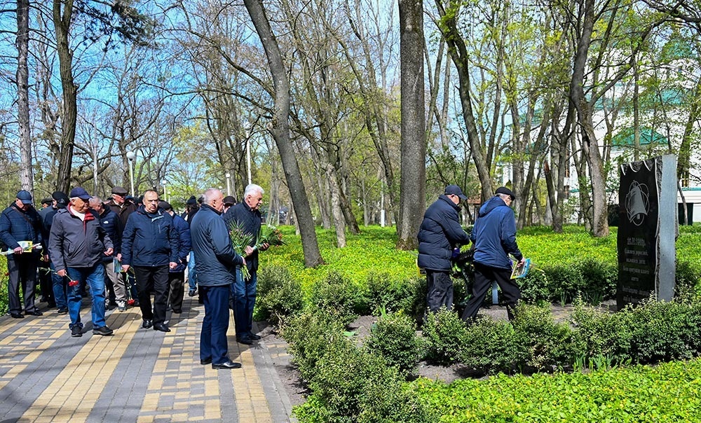 Покладання квітів до пам'ятного знаку учасникам ліквідації аварії на ЧАЕС в Кагарлицькому парку