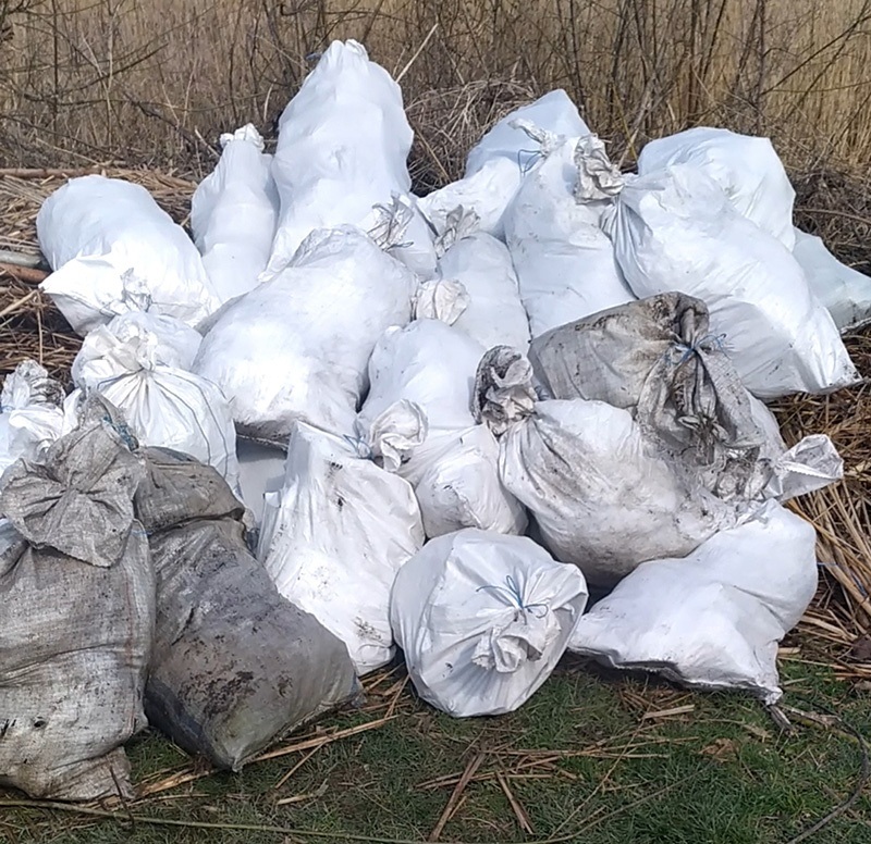 Понад 60 мішків сміття вздовж Малого Паськівського ствка в Кагарлку зібрали учасники товариства "Рибалка"