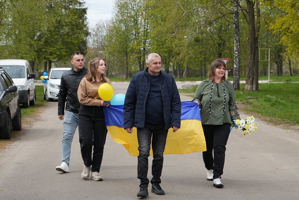 Зустріч Захисника Володимира Чабана у рідному селі Стайки після повернення з полону