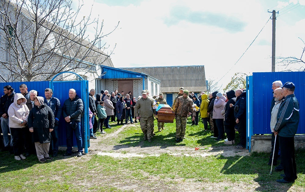 У Переселенні провели в останню путь воїна Вадима Юрченка - 13