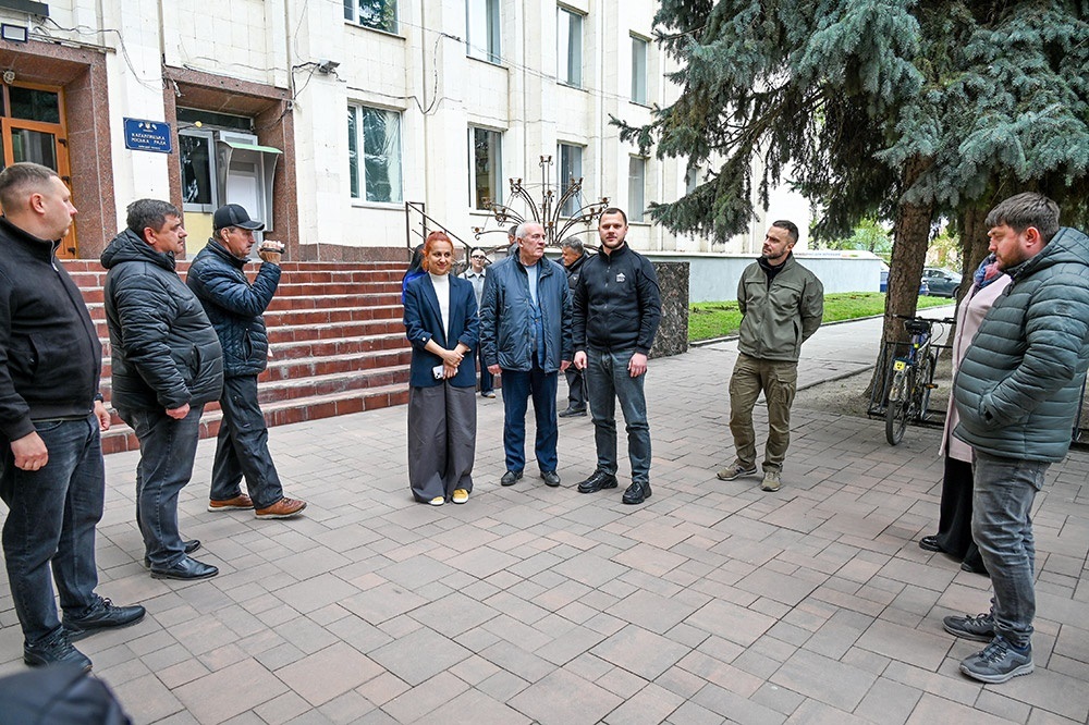 Міністерка Наталія Калмикова та голова КОДА Микола Калашник спілкуються із керівництвом громади та депутатами міськради в Кагарлику