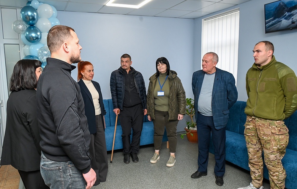 Міністерка Наталія Калмикова та голова КОДА Микола Калашник у реабілітаційному відділенні Кагарлицької лікарні. Спілкування із ветеранами