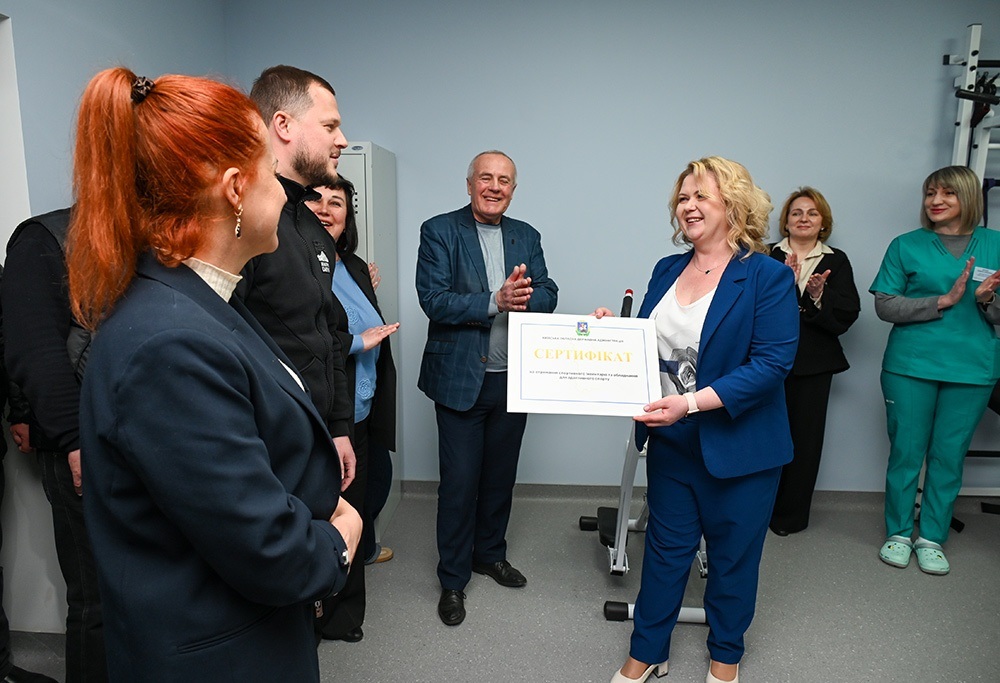 Голова Київської облдержадміністрації Микола Калашник передав сертифікат на спортивне обладнання для розвитку адаптивного спорту директорці Кагарлицької багатопрофільної лікарні Вікторії Костенко