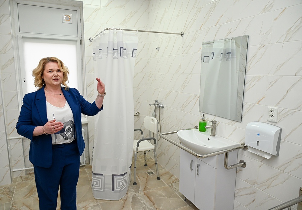 Директорка Кагарлицької БПЛ Вікторія Костенко демонструє санвузол реабілітаційного відділення,обладнаний за вимогами інклюзії