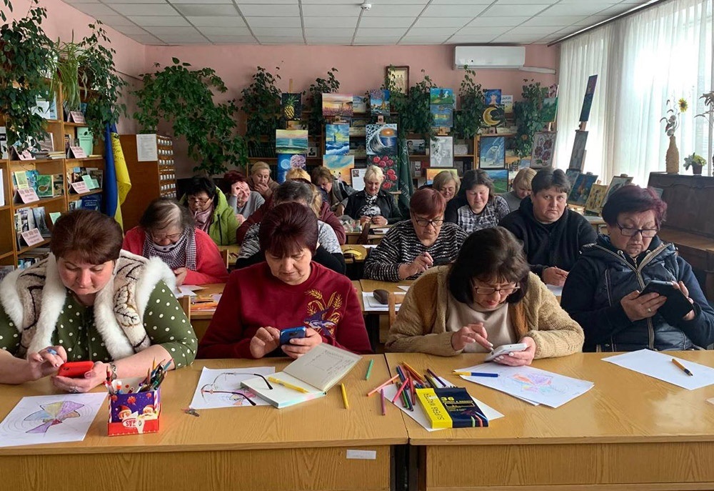 Учасники тренінгу для бібліотекарів Кагарлицької громади працюють над психологічними вправами у Центральній бібліотеці