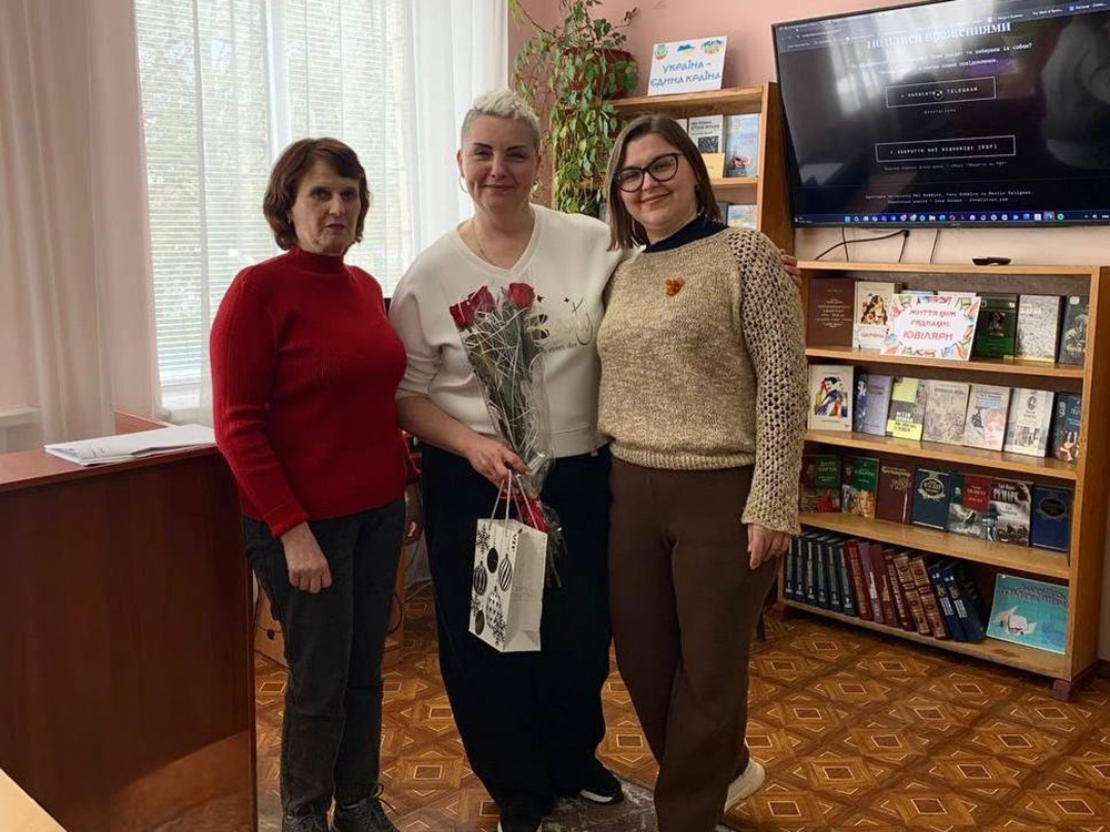 Учасники тренінгу для бібліотекарів Кагарлицької громади працюють над психологічними вправами у Центральній бібліотеці