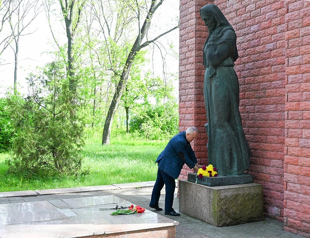 Покладання квітів до меморіалу загиблим у Другій світовій війні в Кагарлику 8 травня
